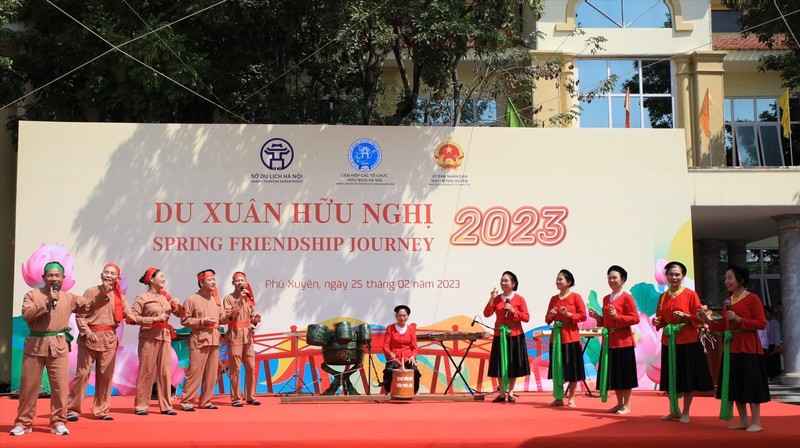 Дружеская весенняя прогулка развивает отношения народной дипломатии