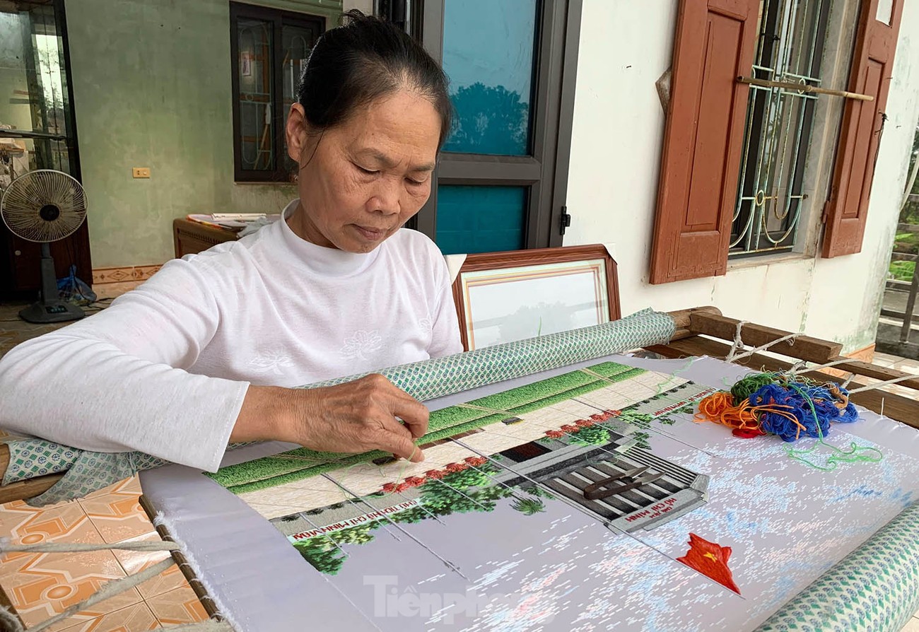 Вьетнамская деревня через картины, вышитые вручную ремесленниками в Хайзыонге
