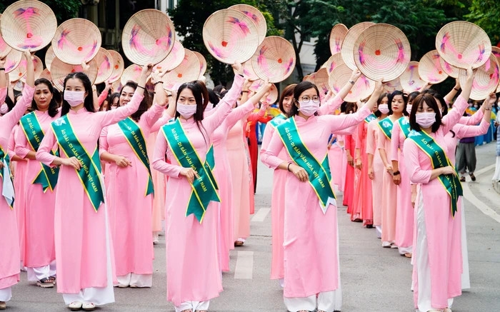Запуск национальной недели платьев аозай