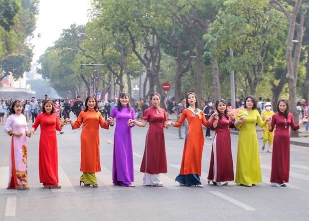 Красота столичных женщин во время Недели платьев аозай