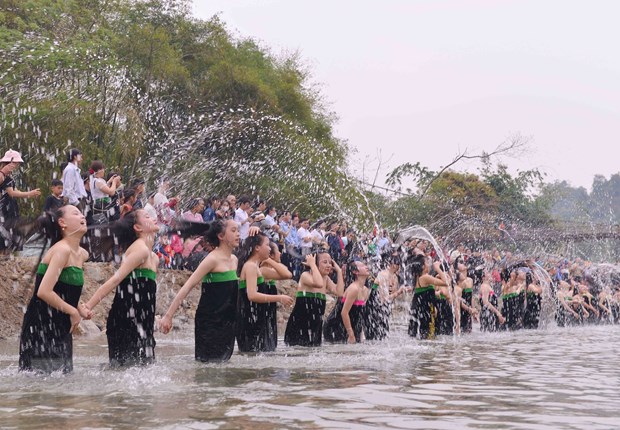 Лайчау реконструкция фестиваля мытья волос этнической группы белых тайцев в Фонгтхо
