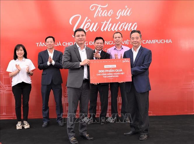 Viettel Global вручил 300 подарков людям вьетнамского происхождения в Камбодже