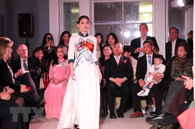 Показ вьетнамской моды в Лондоне