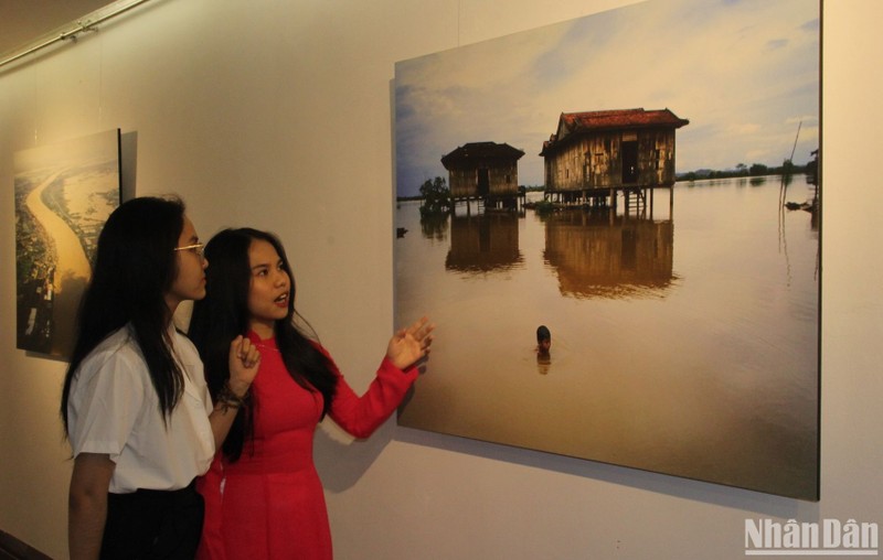 Выставка «На двух берегах реки Меконг» фотоистория о жизни