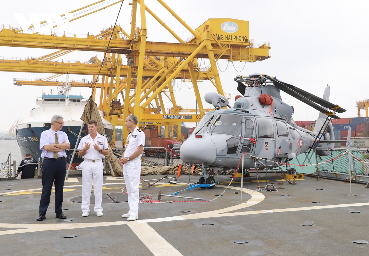 Французский крейсер PRAIRIAL зашел в порт города Хайфона