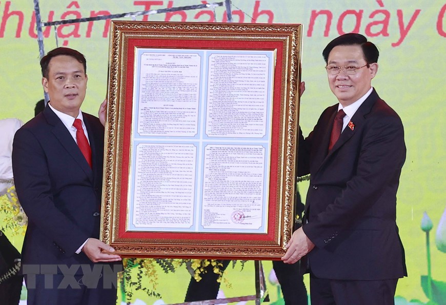 Председатель Нацсобрания Выонг Динь Хюэ принял участие в церемонии празднования 110-й годовщины дня создания уезда Тхуантхань провинции Бакнинь