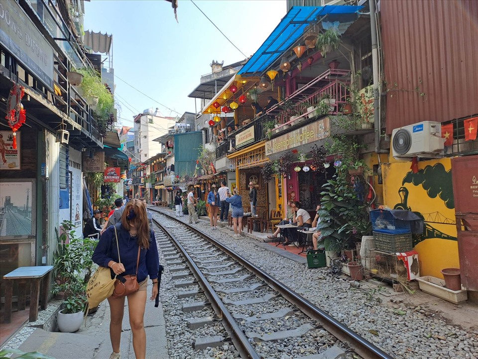 Ханой запрещает турагентствам водить туристов на улицу с кофейнями вдоль железнодорожных путей