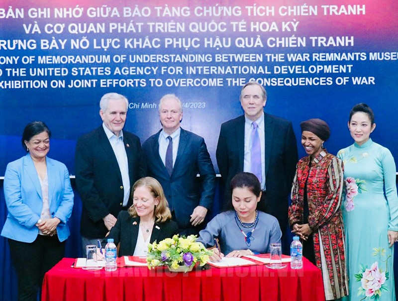 Подписание меморандума об оказании поддержки в открытии в выставочного зала, посвященного сотрудничеству по ликвидации последствий войны