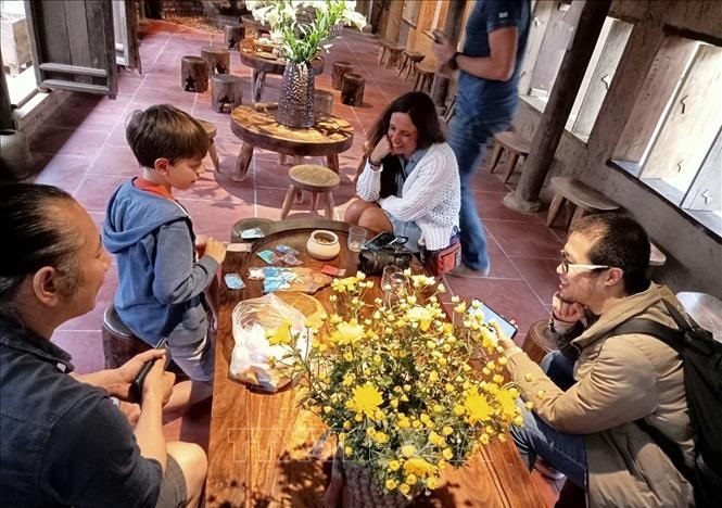 Преобразование старых зданий в творческие пространства в старинной деревне Дыонглам