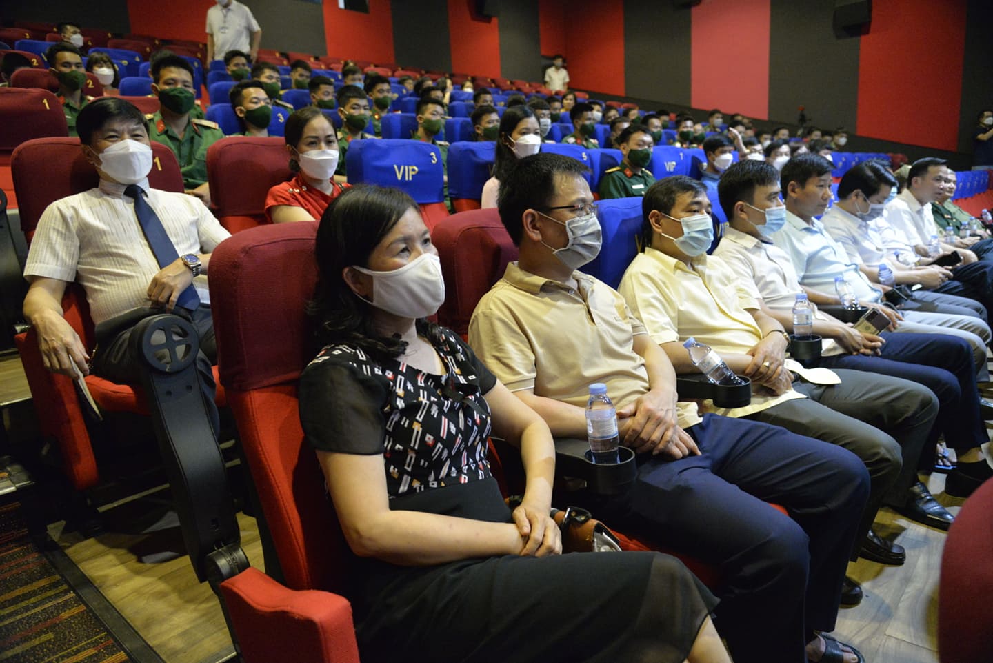 Организация кинопоказов по случаю больших праздников 30 апреля, 1 мая, 7 мая и 19 мая