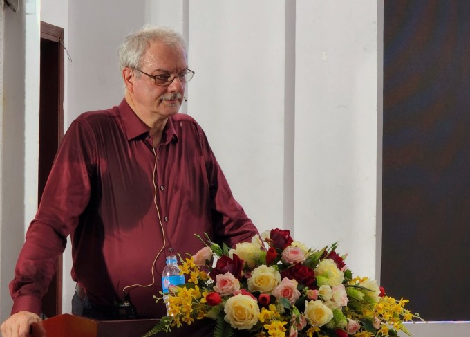 Лауреат Нобелевской премии по химии читает лекции вьетнамским студентам