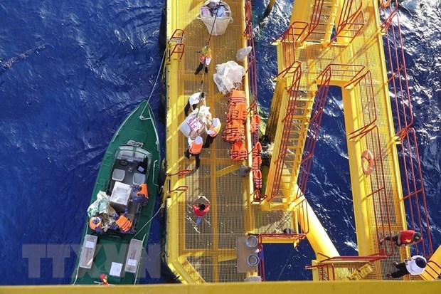 Зарубежные вьетнамцы из 22 стран мира прибывают на остров Чыонгша и буровую установку DK1