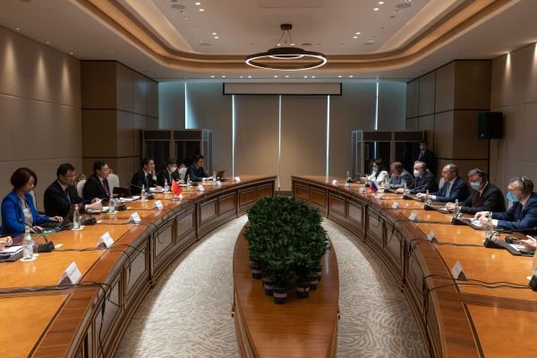 Главы МИД КНР и России выступают против новой холодной войны