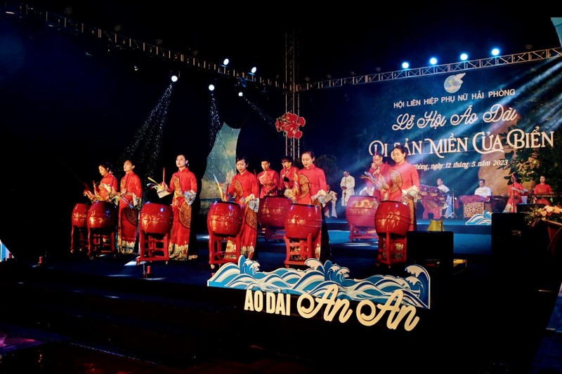 Изящные платья «аозай» на фестивале «Наследие прибрежного района» в Хайфоне