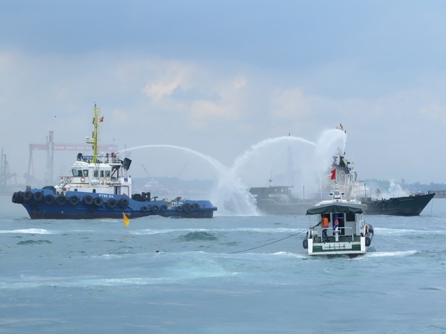 Впервые в бассейне залива Бак Бо Тонкинского состоялись учения по спасению пострадавших на море