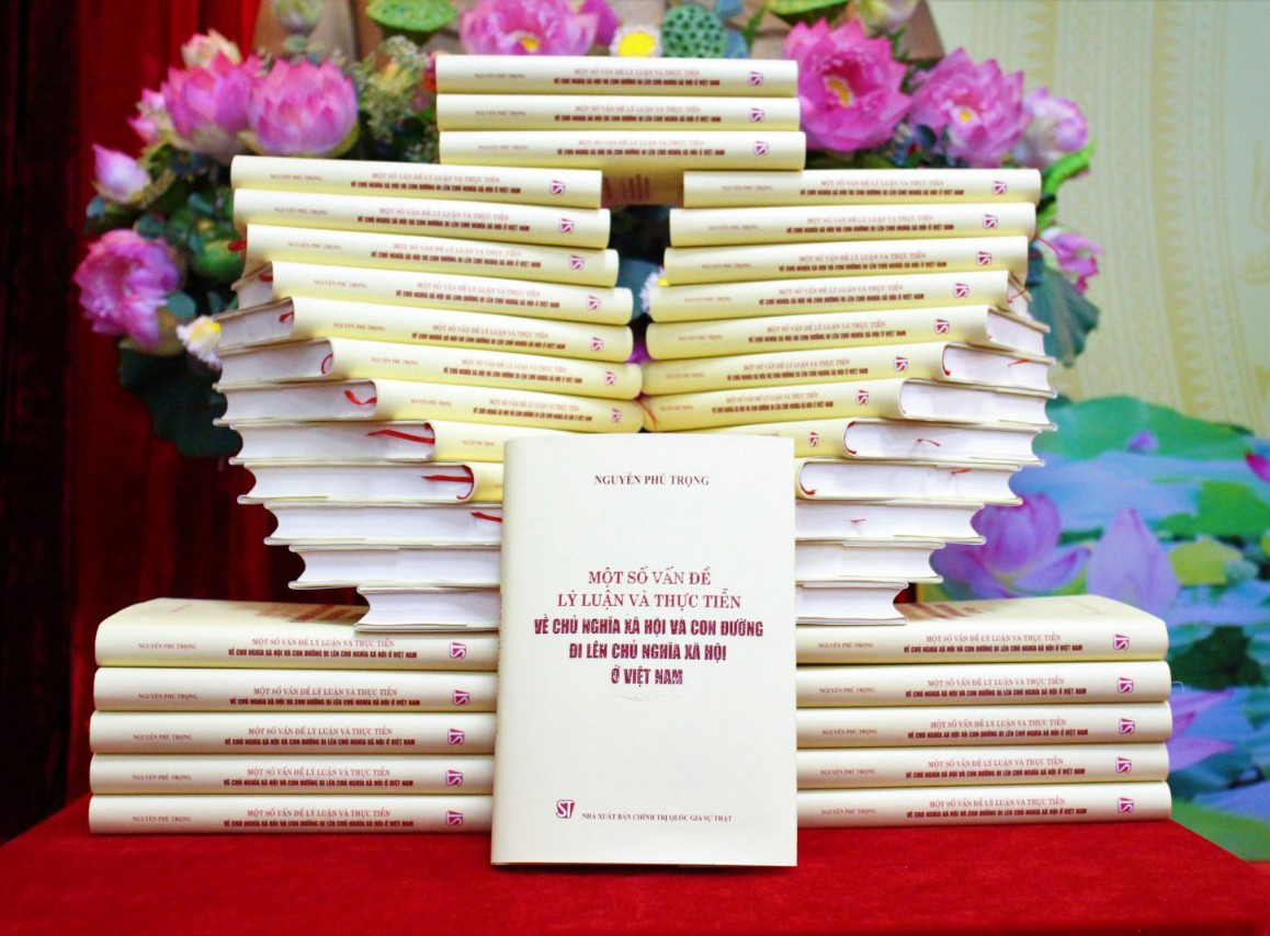 Презентация книги Генерального секретаря ЦК КПВ Нгуен Фу Чонга о социализме на 7 иностранных языках