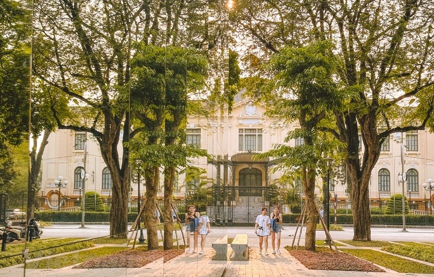 Установлен гигантский зеркальный дом в центральном скверике Ханоя