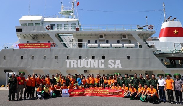 Делегация Петровьетнам посетила офицеров, солдат и людей в архипелаге Чыонгша и на буровой платформе DK1 20