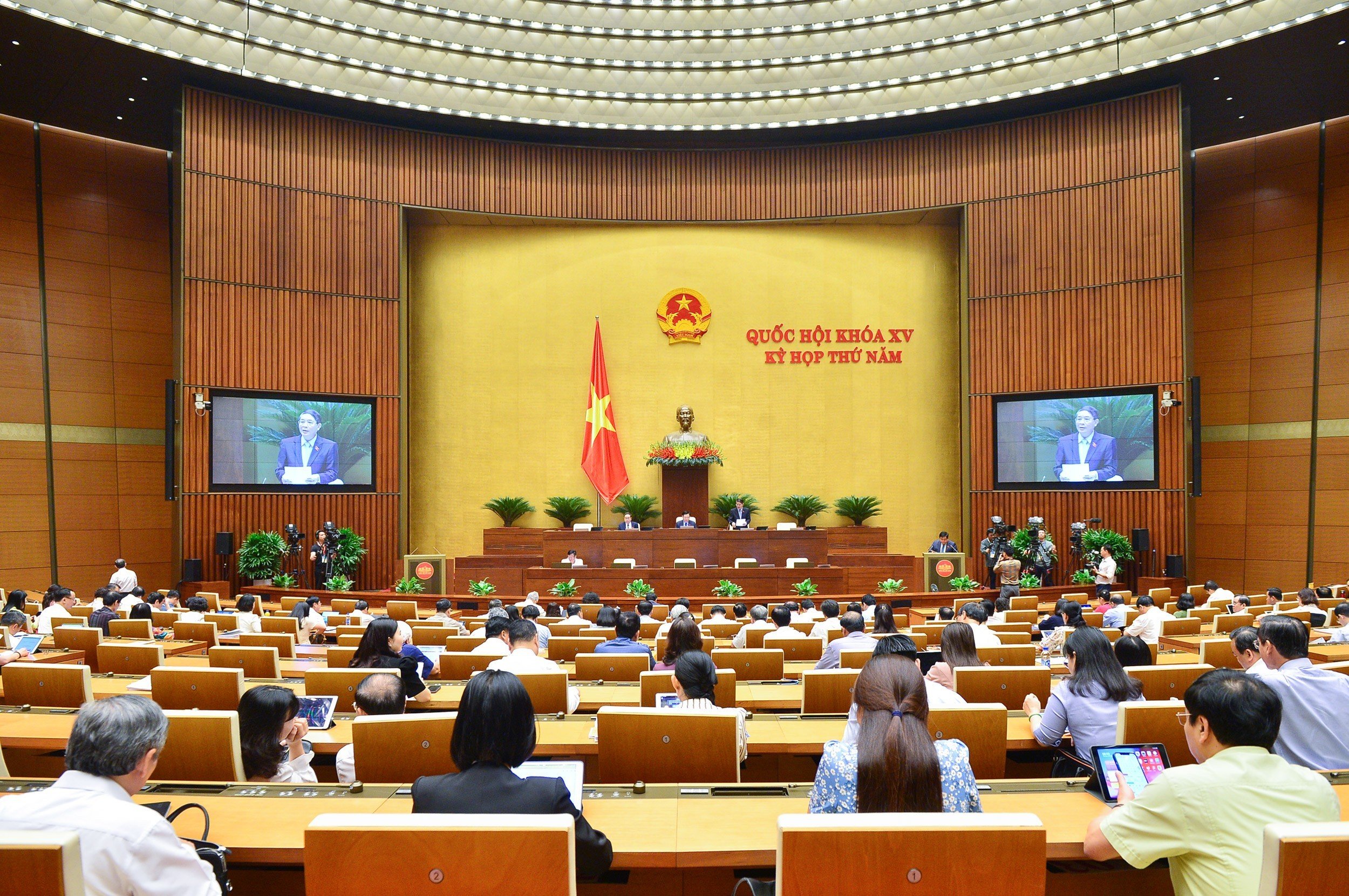 Парламент обсуждает проект Закона об электронных сделках с изменениями