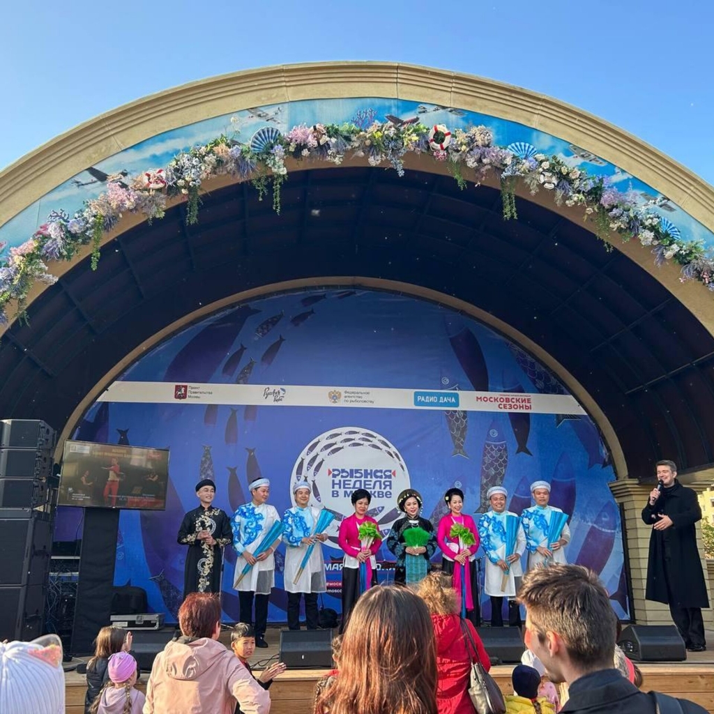 Спектакль Вьетнамского театра Тханглонг под открытым небом в Москве