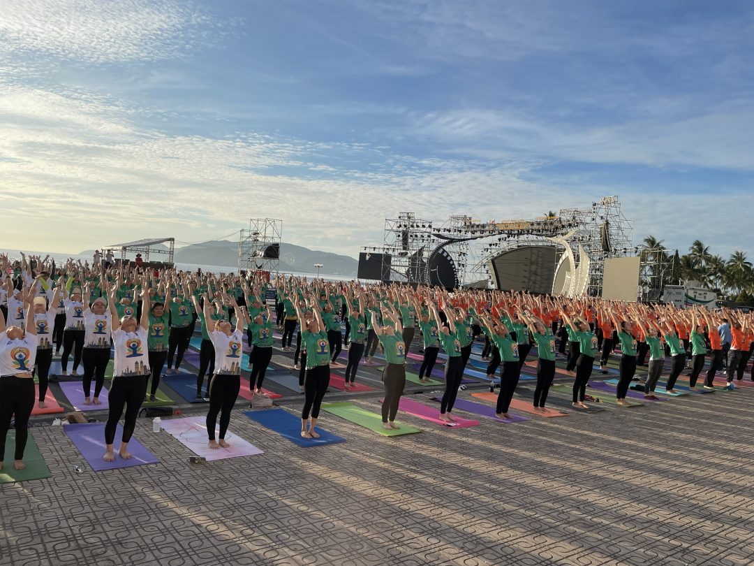 Более 1200 человек приняли участие в массовом занятии йогой в Нячанге