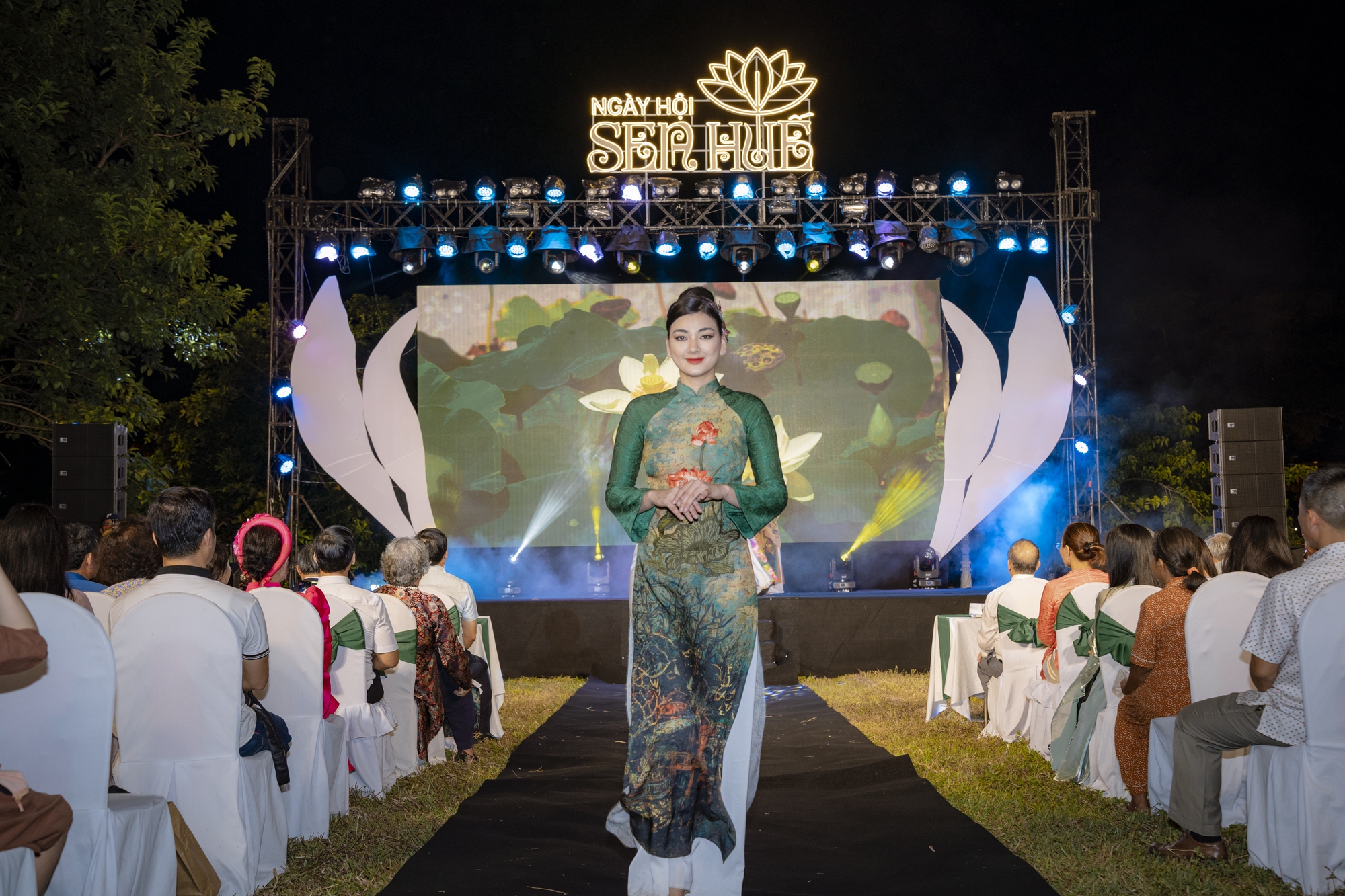 Открылся Праздник лотосов Хюэ