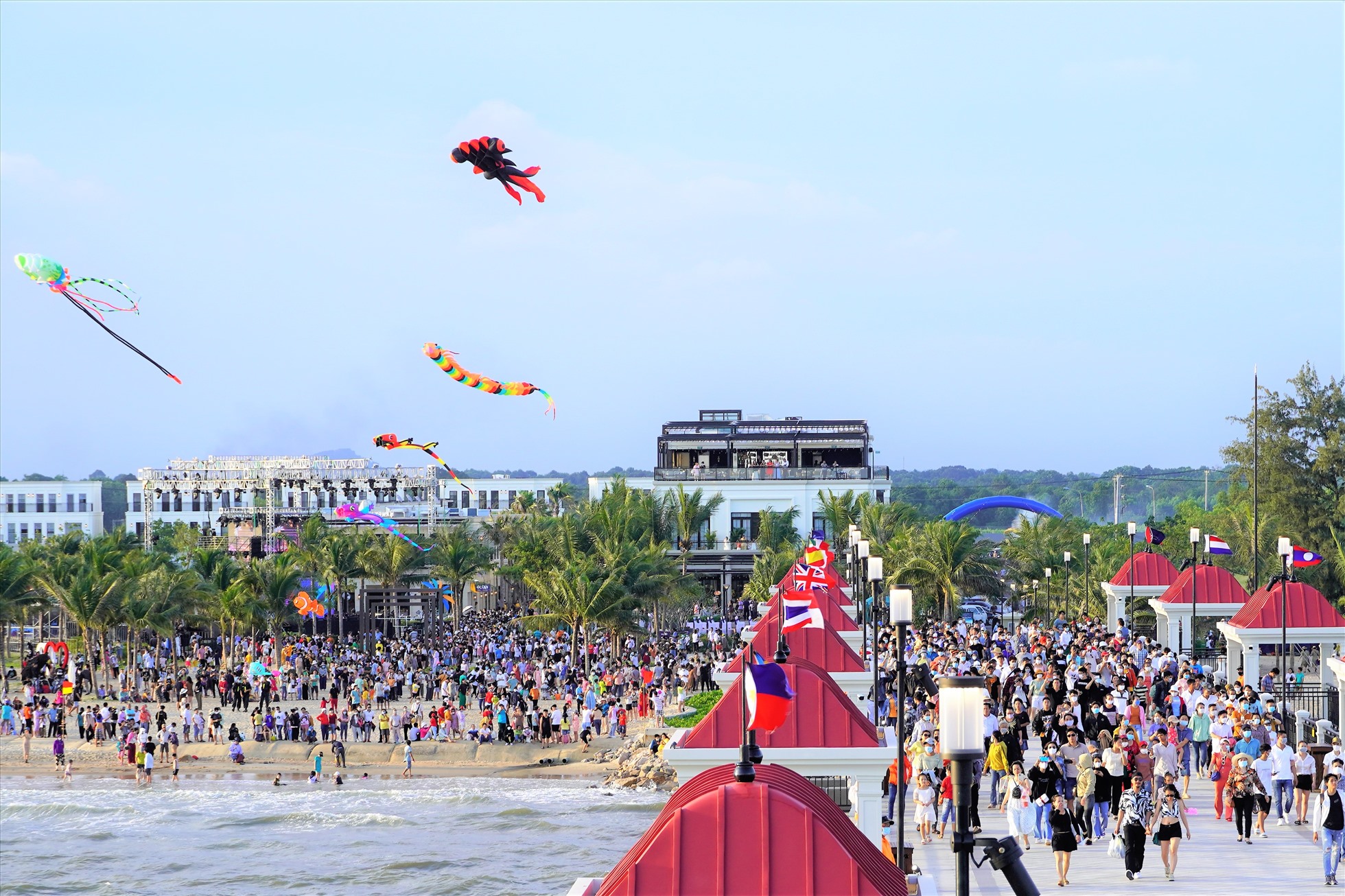 Музыкальное шоу на море - изюминка летнего сезоня - 2023 в Бариа - Вунгтау