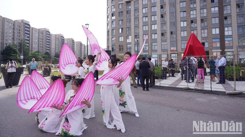 Подготовка к церемонии открытия памятника Дяде Хо в Санкт-Петербурге