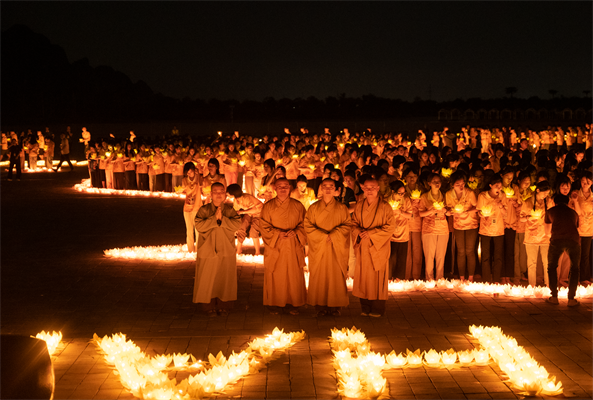 Программа запуска фонариков в знак благодарности павшим героям войны