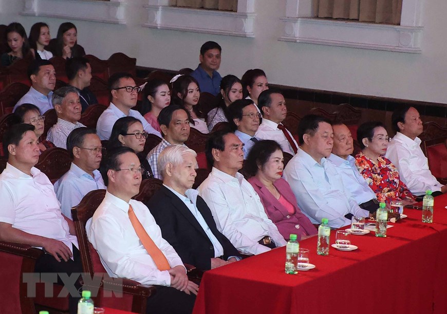 Президент Во Ван Тхыонг принял участие в художественной программе в честь генсека ЦК КПВ Ле Зуана