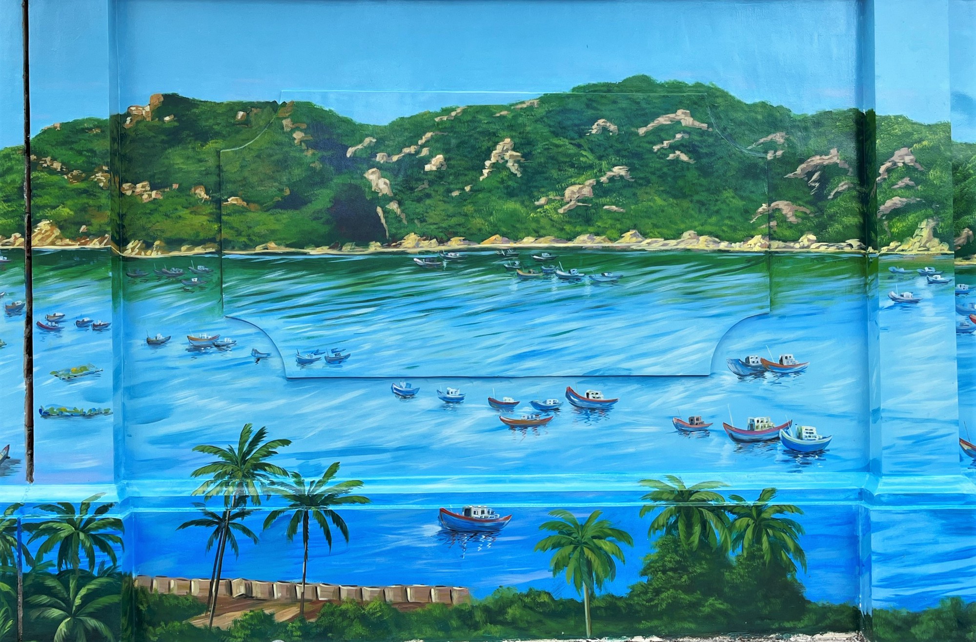 Красивая улица с настенными картинами прямо в центре Хошимина