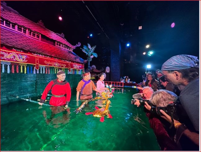 Артисты вьетнамского кукольного театра на воде гастролируют за границей