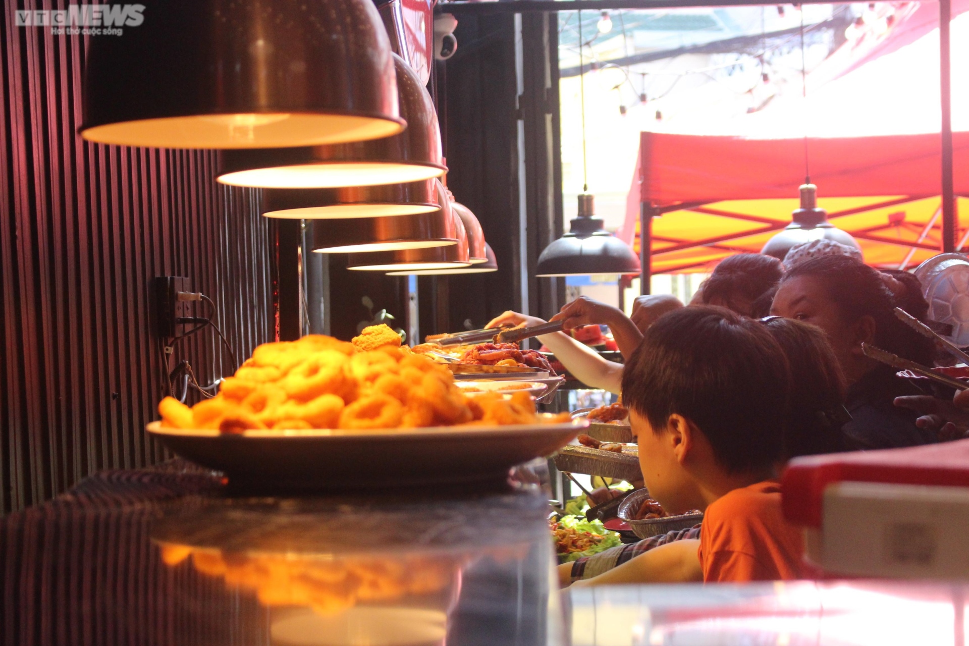 Буфет за тысячу донгов для малоимущих в Хошимине