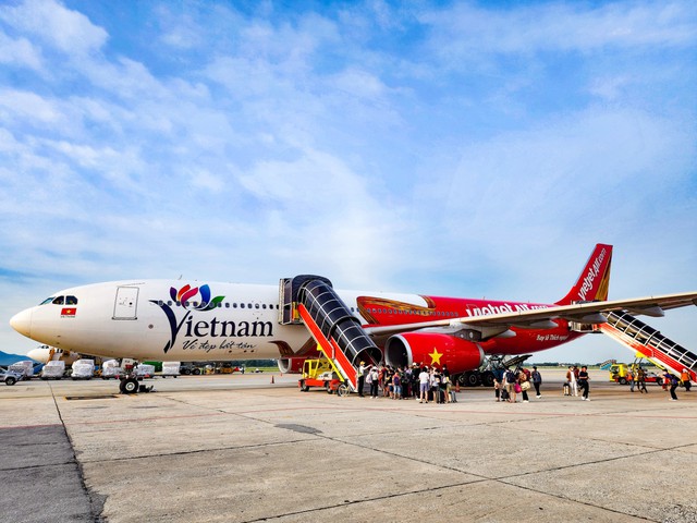 Логотип туризма Вьетнама на фюзеляже самолёта Vietjet