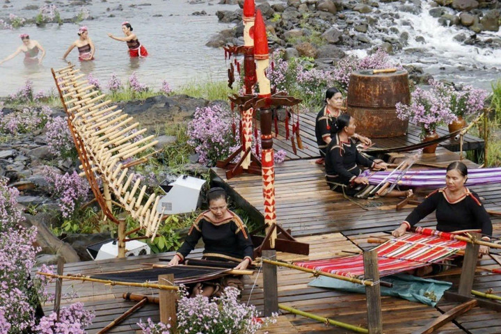 Модная одежда из традиционных тканей способствует сближению культур