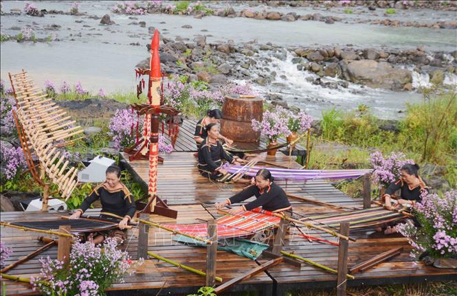 Показ одежды из парчи этнических групп в Даклаке