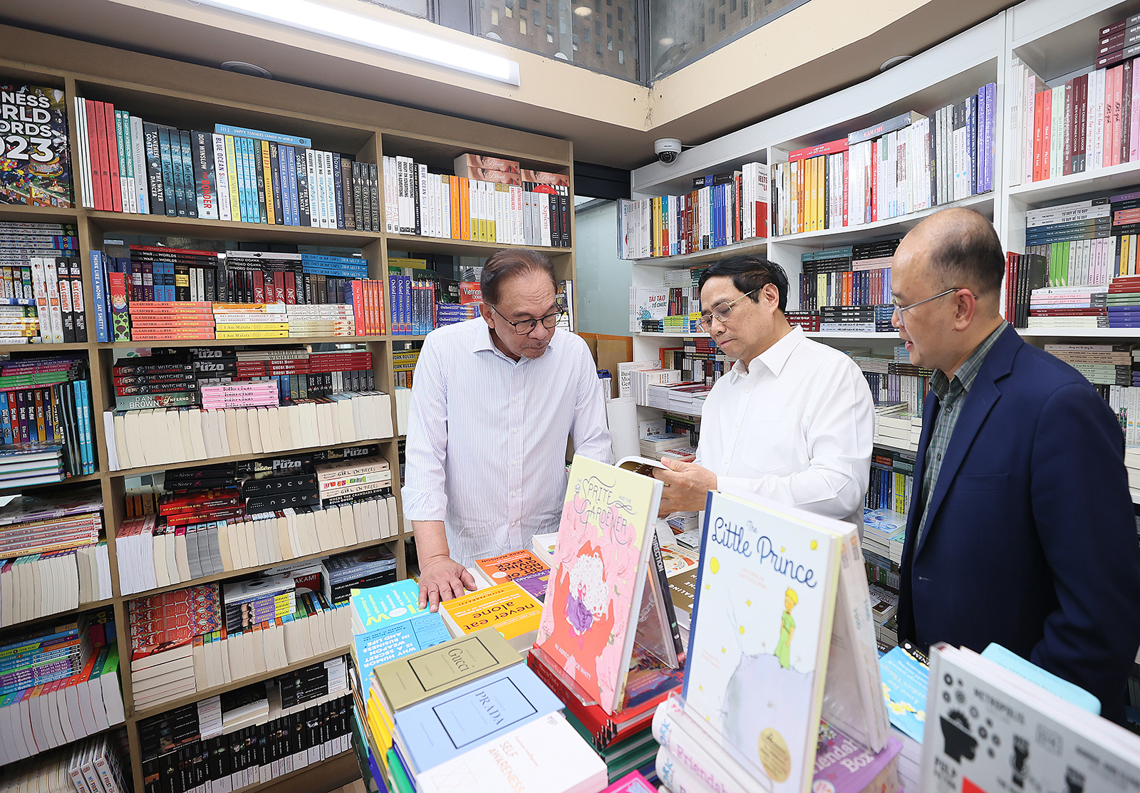 Премьеры Вьетнама и Малайзии вместе посетили книжную улицу и насладились вьетнамским кофе
