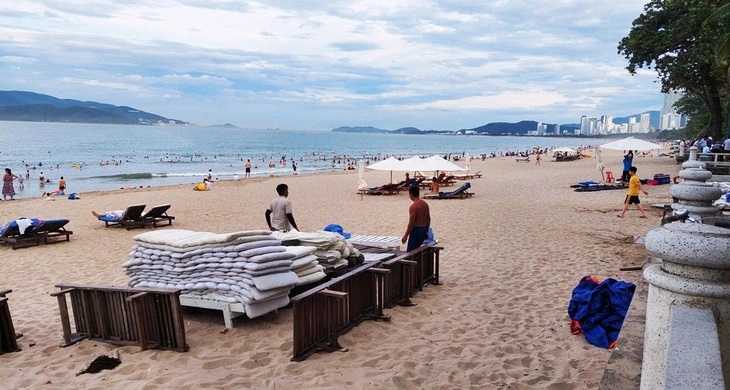 Пляж Нячанг за удобство людей зонты и шезлонги разрешены только в определённое время
