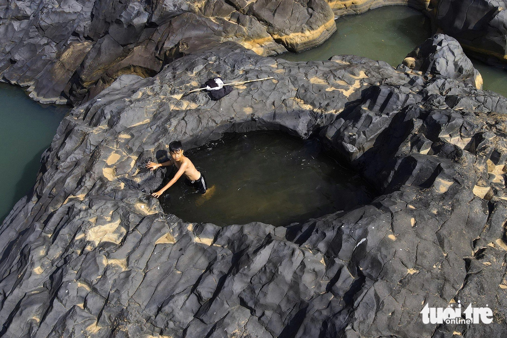 Древний скалистый пляж возрастом миллион лет в провинции Зялай