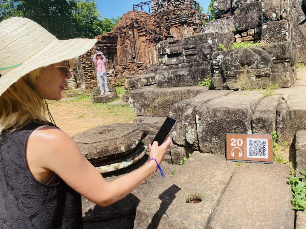 Иностранные туристы узнают о Святилище Мишон через аудиогид