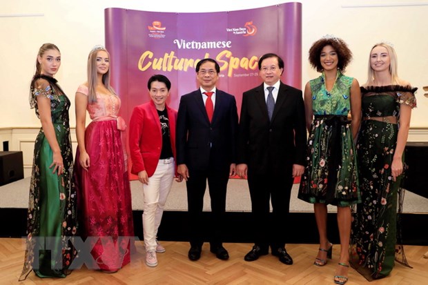 Ла Хонг – человек, распространивший в мире красоту вьетнамского аозай