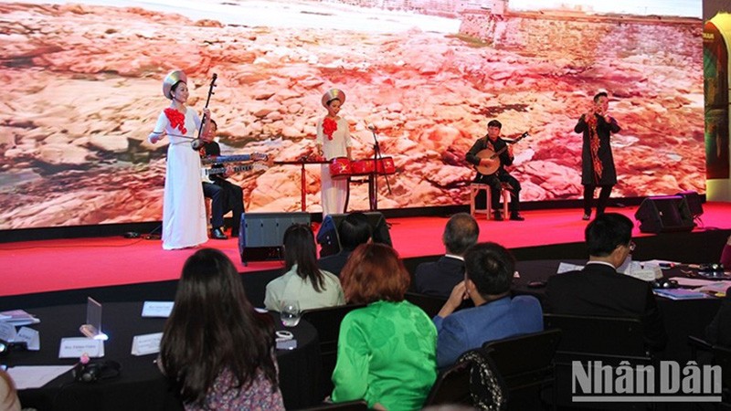 Впечатляющий фестиваль Вьетнама – г Хошимина в Порту Португалия