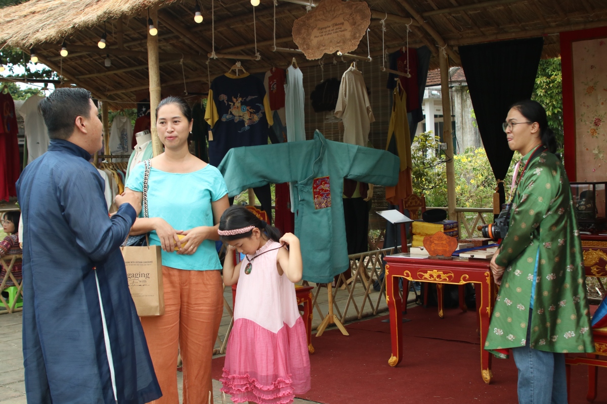 Уникальное культурное пространство древнего вьетнамского традиционного платья аозяй в Хюэ