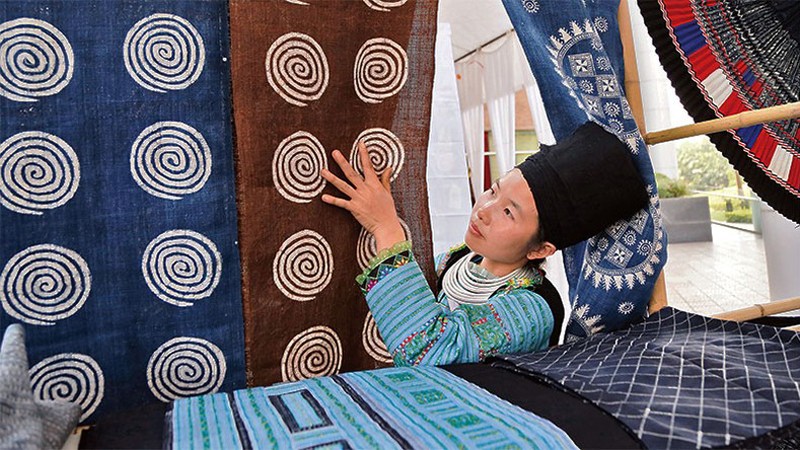 Изысканная техника рисования пчелиным воском представителей народности Хмонг