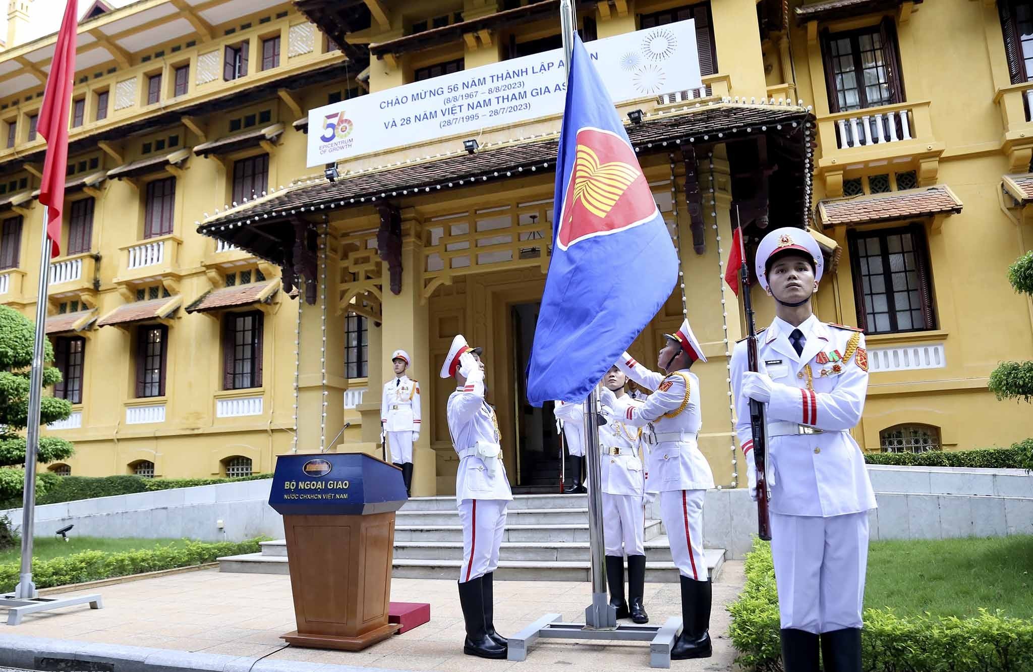 Церемония поднятия флага в честь 56-ой годовщины образования АСЕАН