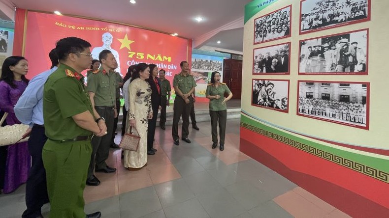 Открытие выставки «75 лет – Народная полиция следует наставлениям президента Хо Ши Мина»