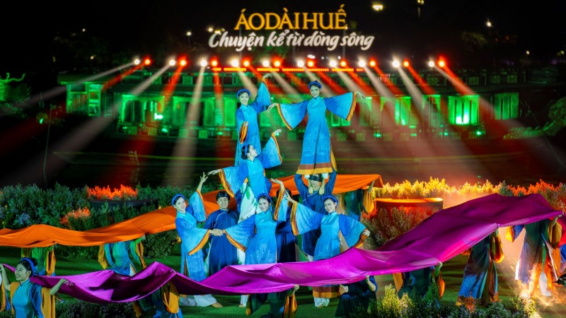 В Хюэ прошел фестиваль «Аозай Хюэ – рассказ с реки»