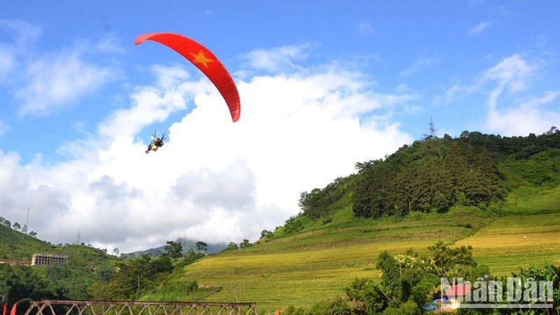 В провинции Лаокай открылся фестиваль парапланеризма «Полет в середине золотого сезона Батсат»