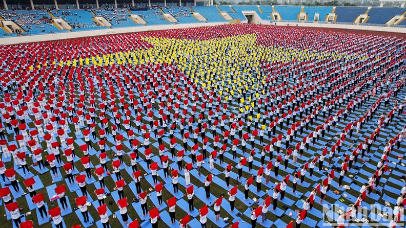 5 тыс человек занимались йогой, чтобы сформировать государственный флаг Вьетнама