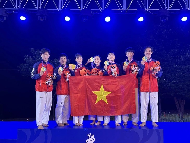 Вьетнамские тхэквондисты завоевали золотую медаль на первом мировом чемпионате